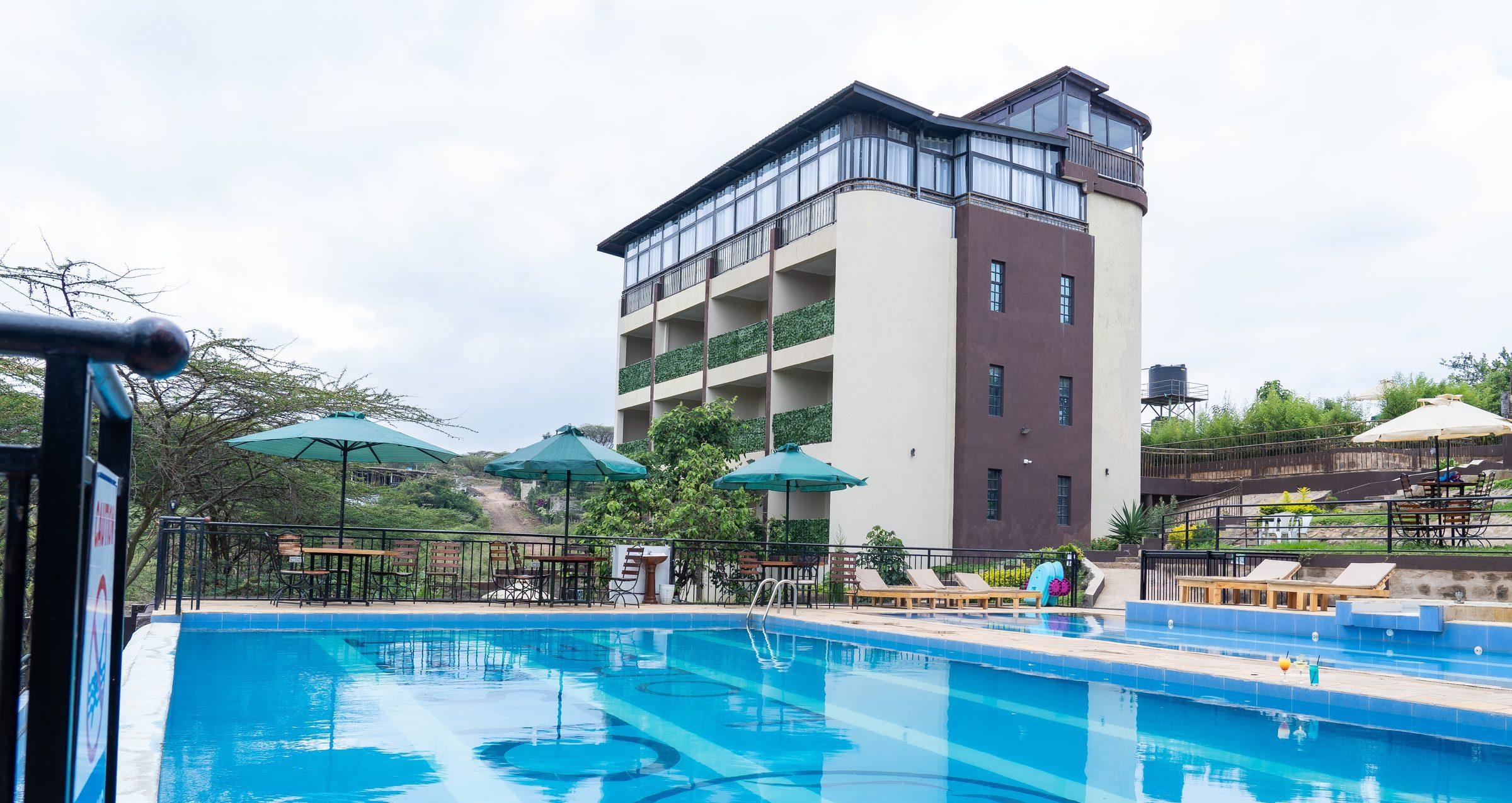 The lodge block above the pool